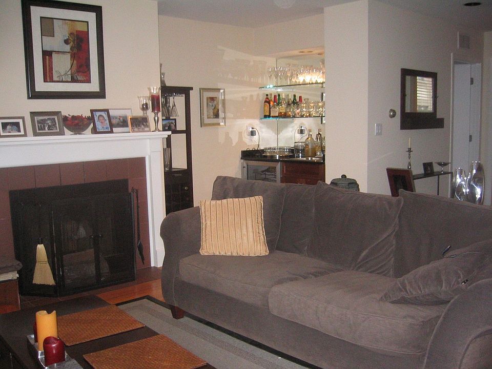 Living Room / Wet Bar