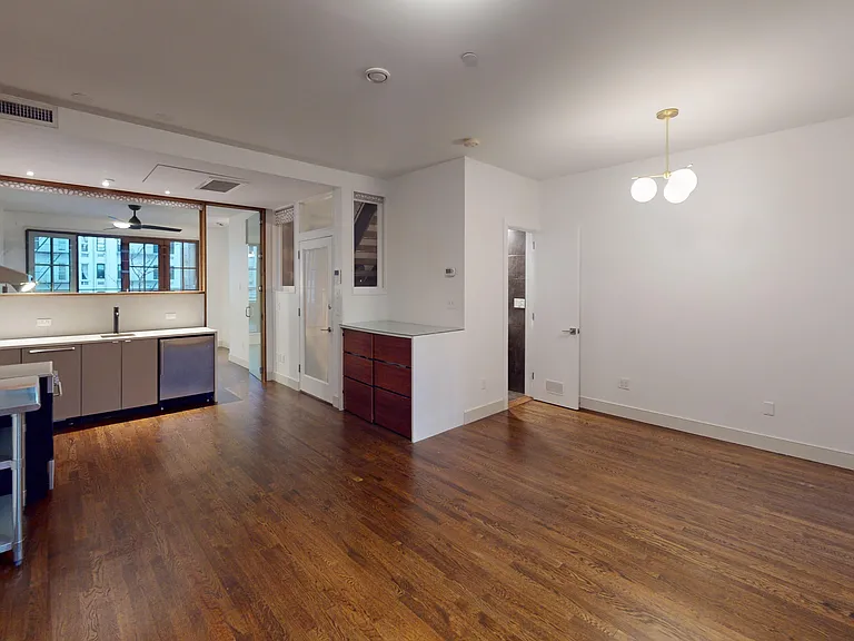 206 E 20th St #PENTHOUSE — Photo 31