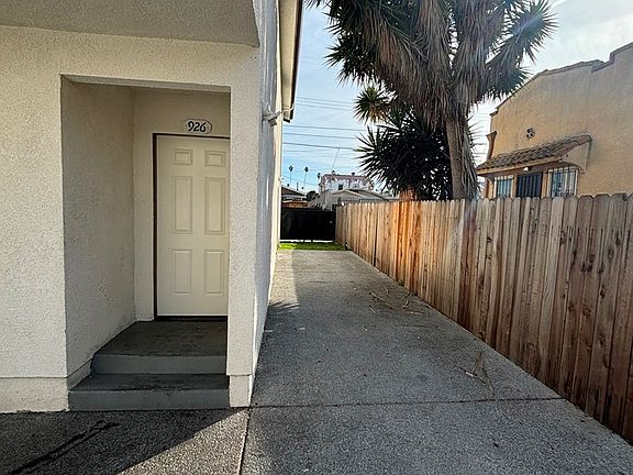 2nd image of 924 W 78th St #926