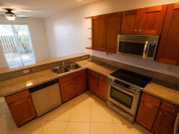 5th image of 10724 Nw 76 Ln