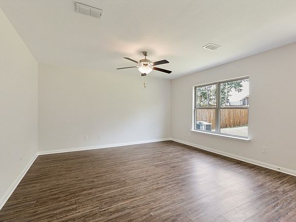 4th image of 1305 Eagle Lake Dr