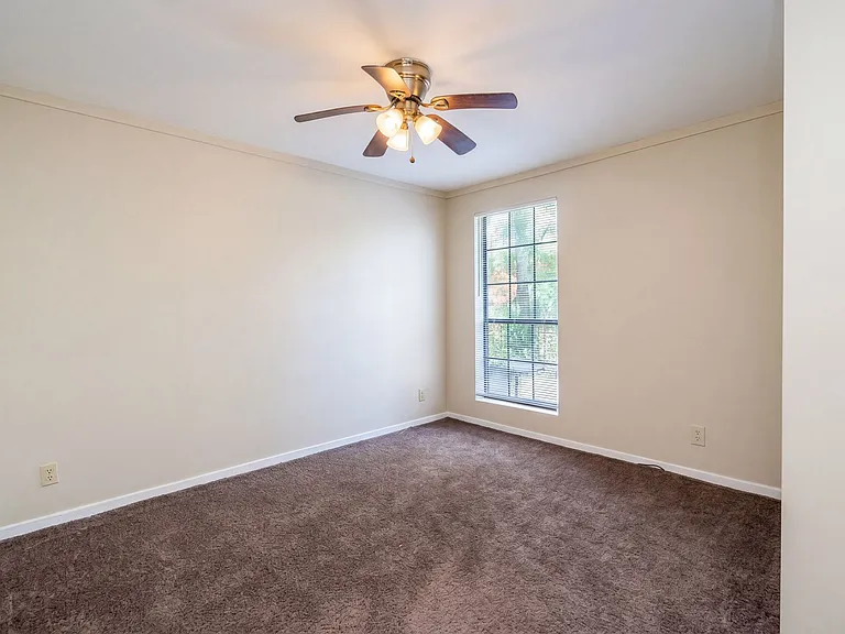 1544 Gilbert Dr — Photo 17
