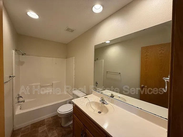 4338 S York Ave — Photo 8