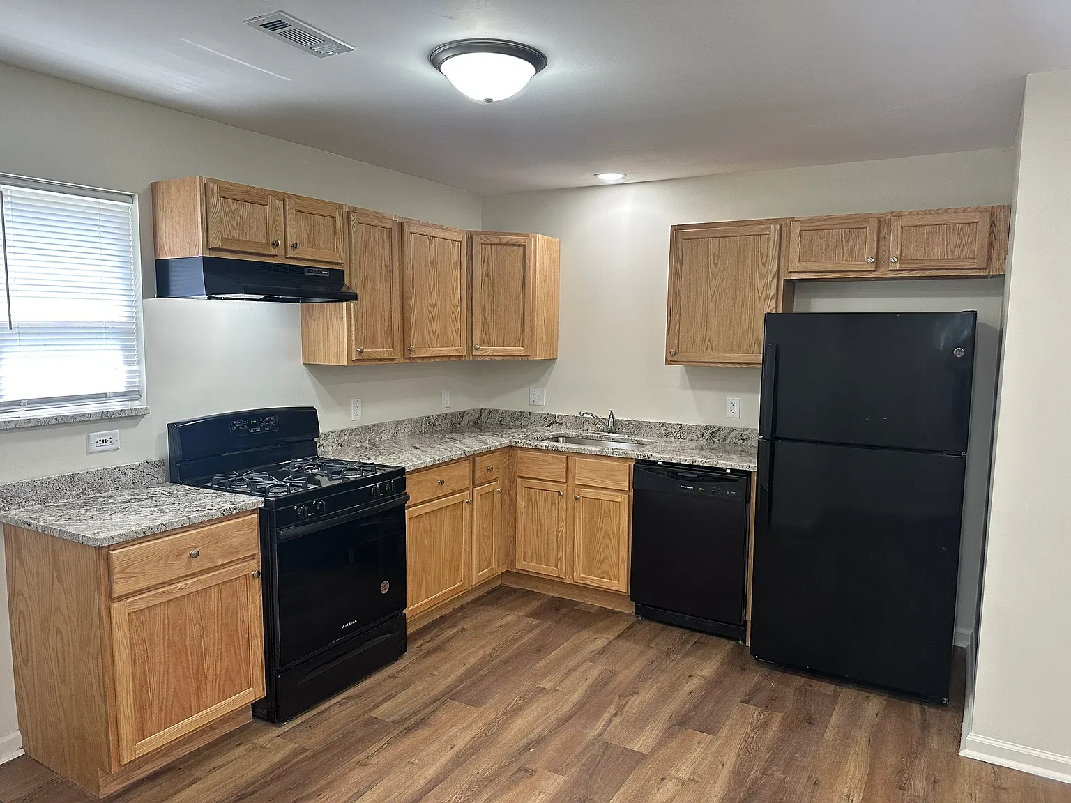 3 bed, 1008 sqft, $1,297 — Photo 2