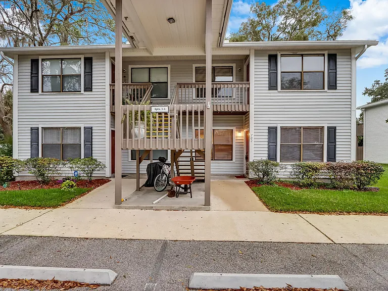 702 Meadowbrook Dr — Photo 1