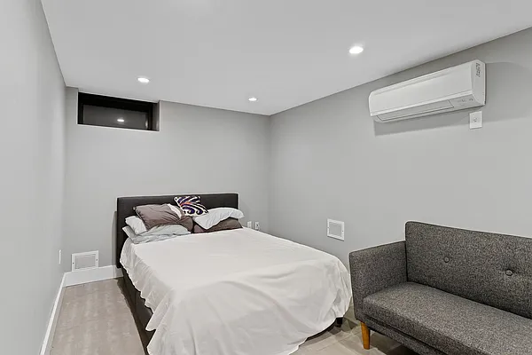 Rented by Safdie Realty Group | media 32