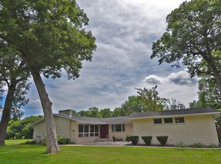 33 Oakbrook Dr, Ottawa, IL 61350