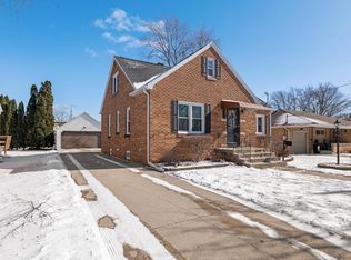 631 S 32nd St, Manitowoc, WI 54220