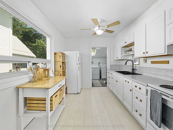 4th image of 178 Stuart St