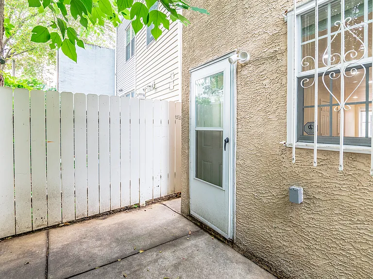 2134 Sears St — Photo 17