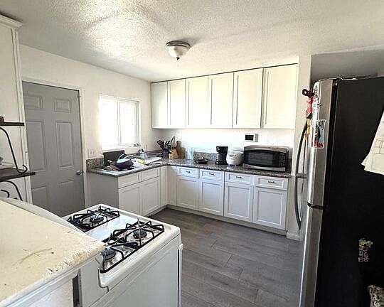 2nd image of 984 N Pico Ave