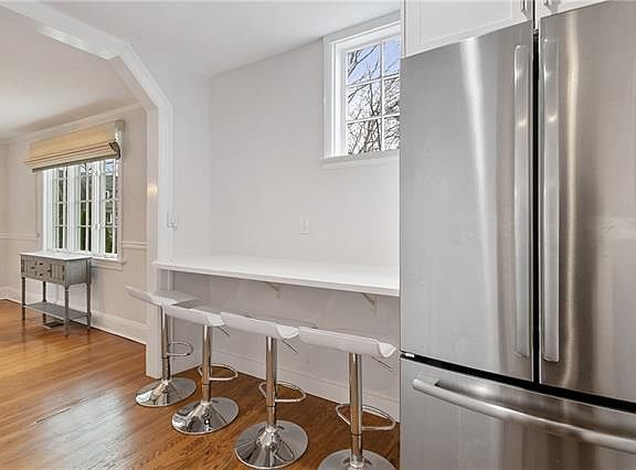 5th image of 124 Beach Ave