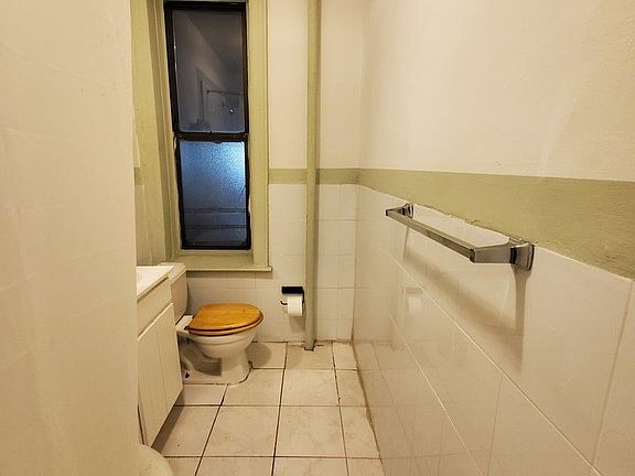 3rd image of 300 Sullivan Pl APT B4