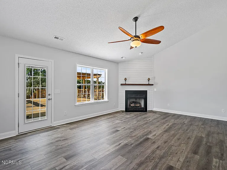 724 Hillside Dr — Photo 13