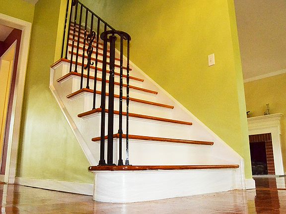 Foyer stairs to 2nd floor