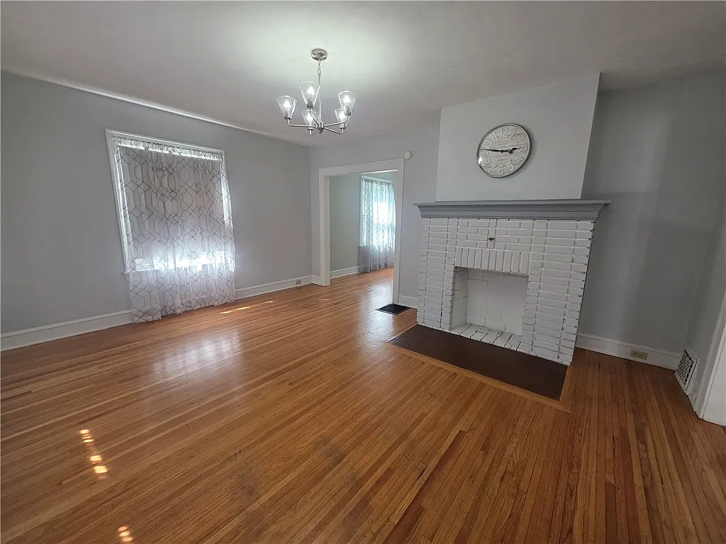 3 bed, 1.0 bath, 1392 sqft, $2,000 — Photo 4