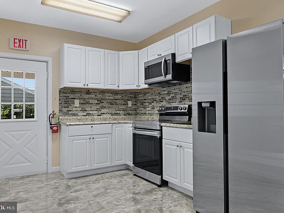 3rd image of 1021 E Chestnut Ave