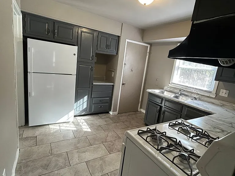 453 Hovey St — Photo 8