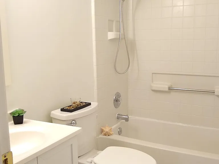 en-suite full bath in primary bedroom