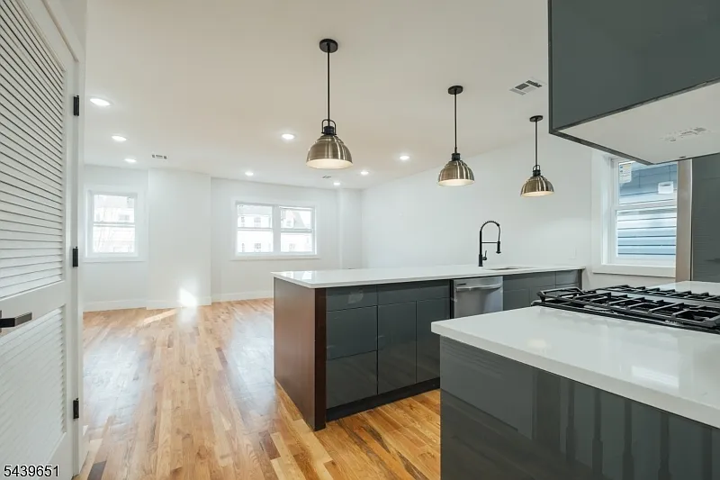 88 Hollywood Ave — Photo 3