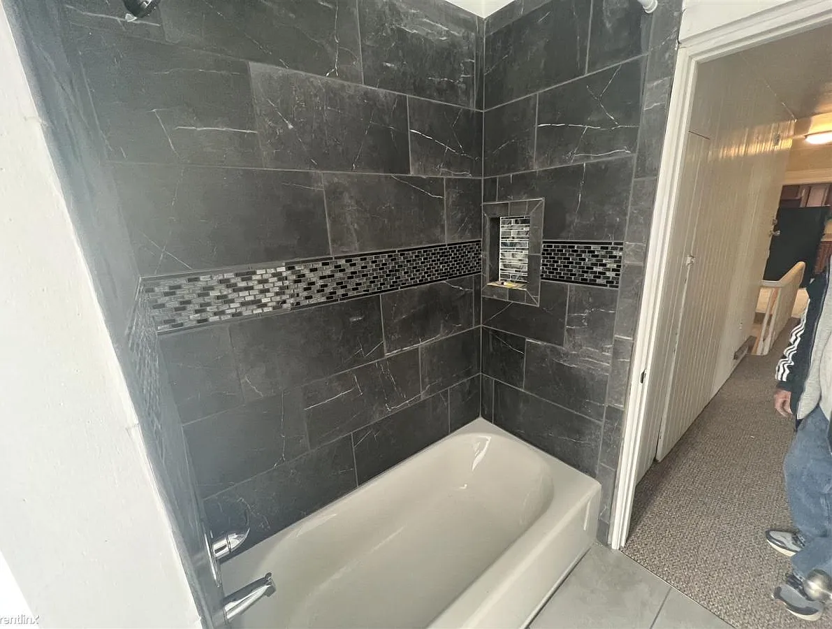 1811 Locust St — Photo 4