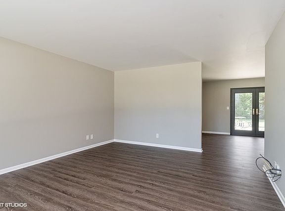 4th image of 92 Circle Dr W