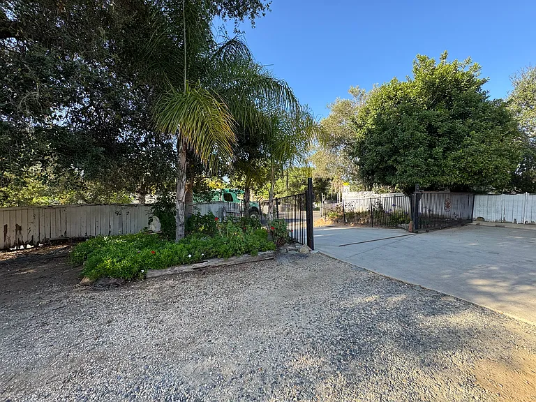 1561 E Mission Rd E — Photo 4