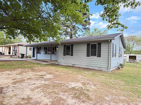 4th image of 304 N Pecan St