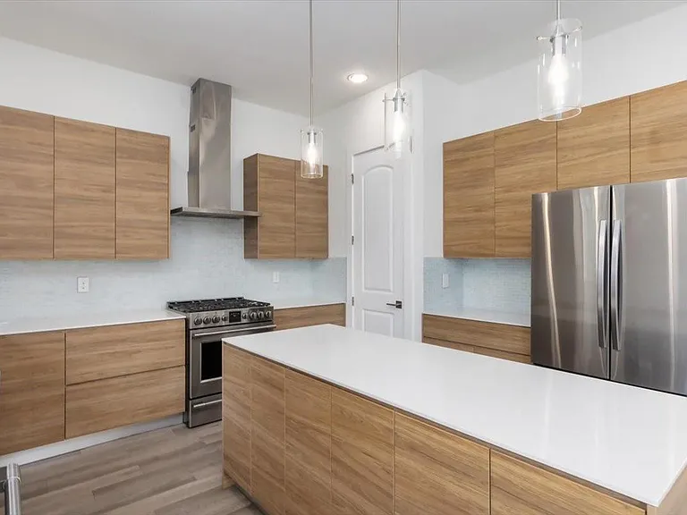 645 W 16th St — Photo 11