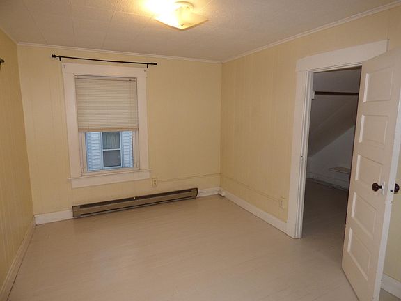 Bedroom with walkin closet