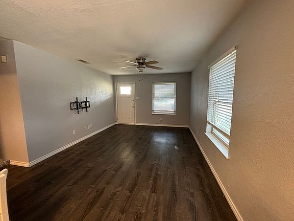 5th image of 901 Marilyn Dr
