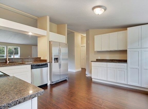 4th image of 3612 Eagle Dr NE