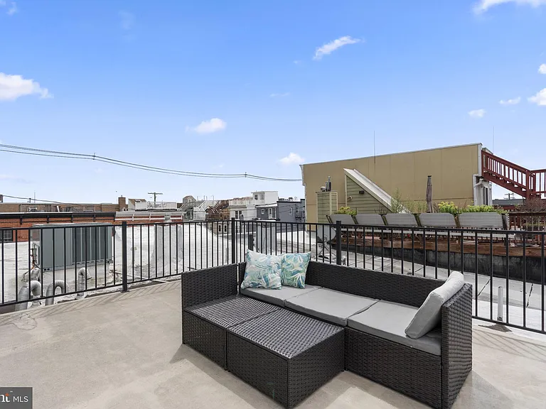 112 E Randall St — Photo 37