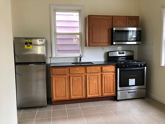 3rd image of 143 Isabella Ave Floor 3