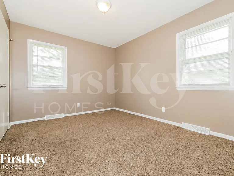 405 SW 11th St — Photo 11
