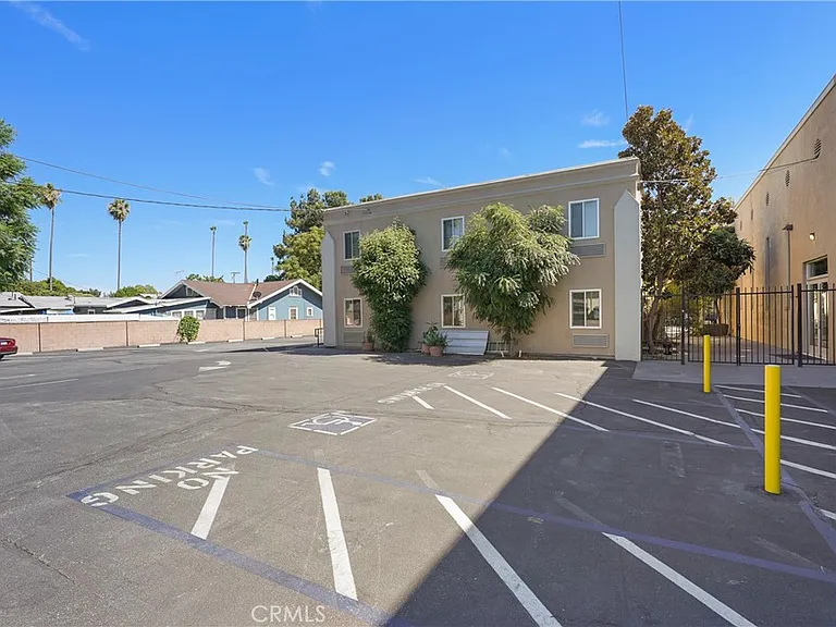14335 Hamlin St — Photo 42