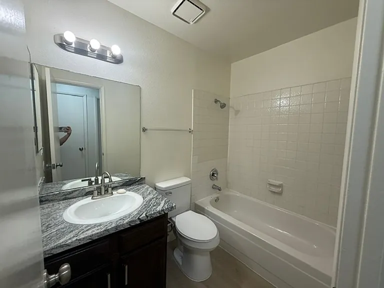 220 Bruce St #C — Photo 9