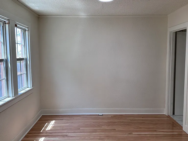 805 E Tujunga Ave — Photo 5