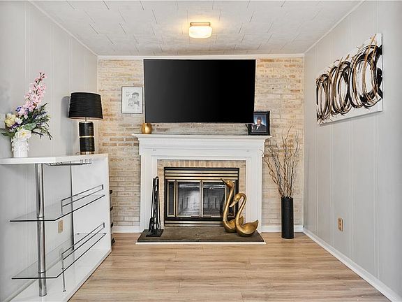 5th image of 203 Farmington Ave
