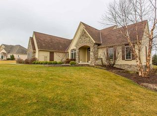 112 Kestrel Way, Hartland, WI 53029