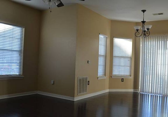 3rd image of 801 Brassie Ln APT A