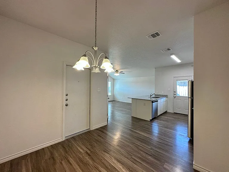 1821 Clovis Dr — Photo 8
