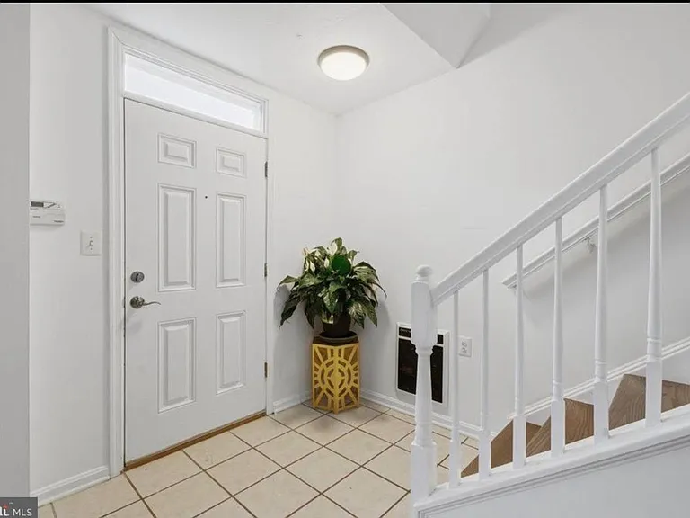 21845 Jarvis Sq — Photo 3