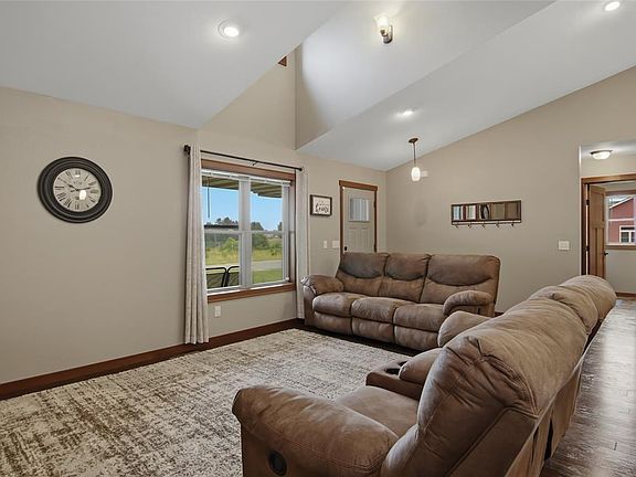 4th image of 623 Autumn Drive