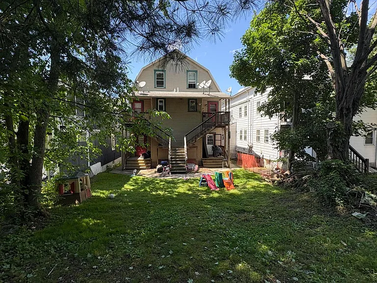 52 Diamond Ave — Photo 2