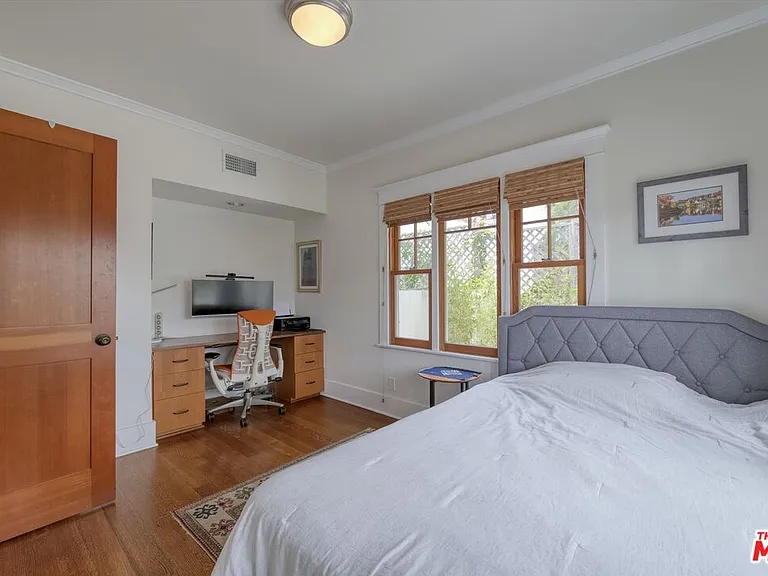 933 Venezia Ave — Photo 9