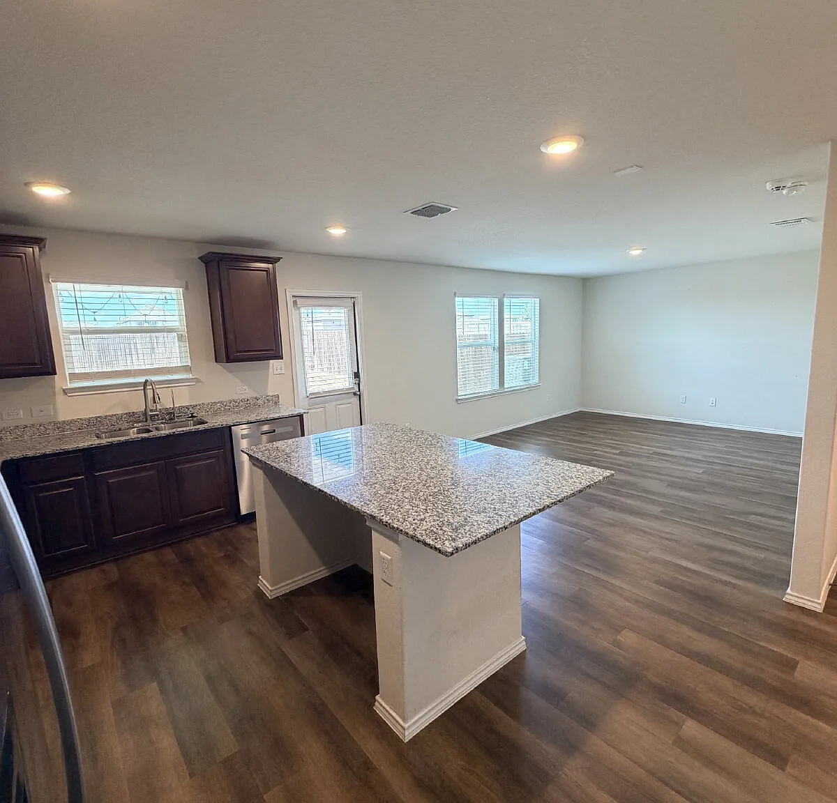 3 bed, 2.0 bath, 1570 sqft, $2,000 — Photo 4