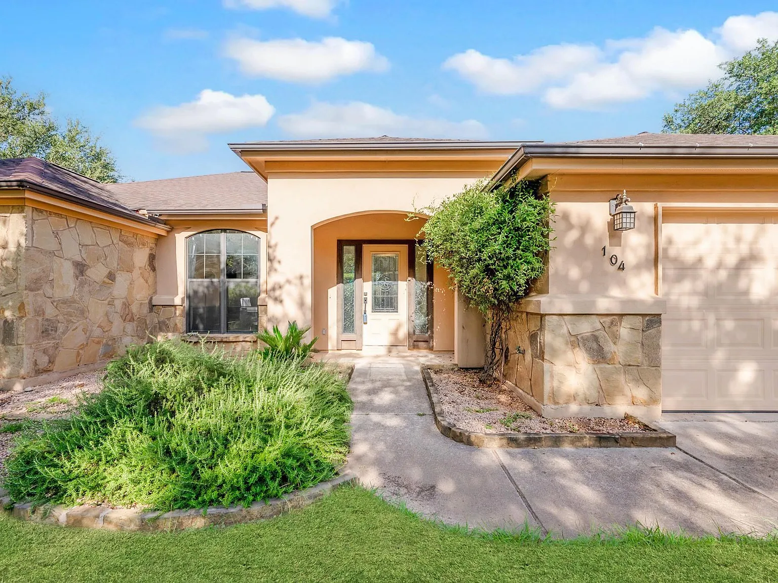 3 bed, 2.0 bath, 2179 sqft, $3,000 — Photo 3
