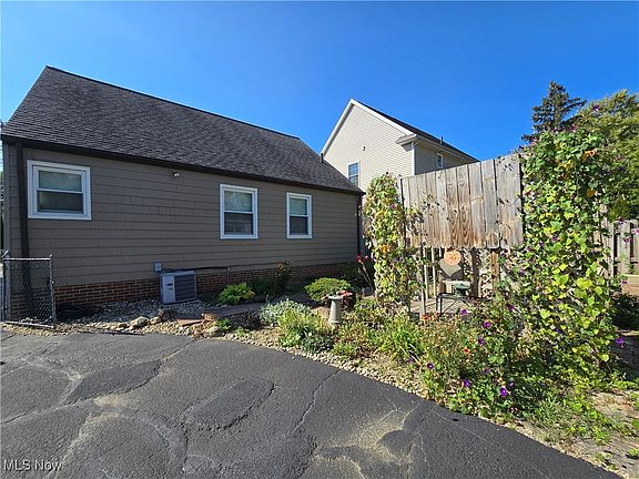 4th image of 25731 Farringdon Ave