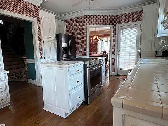 3rd image of 303 Pelham Falls Dr